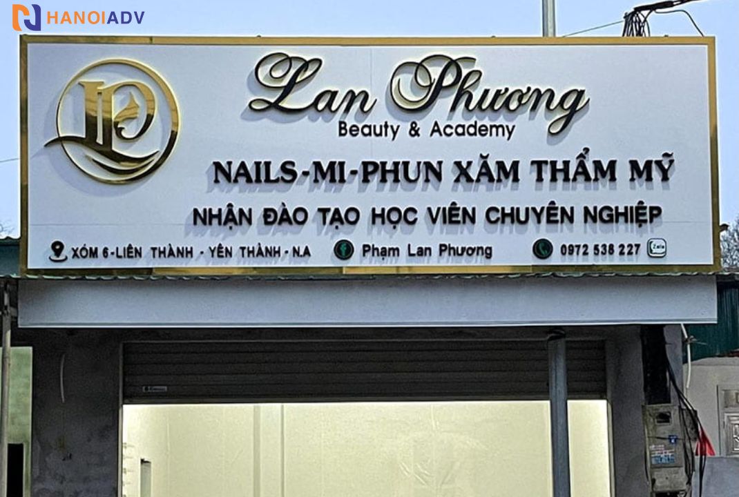 Font chữ mềm mại, đầy đủ nội dung thông tin tên cửa hàng, các dịch vụ...