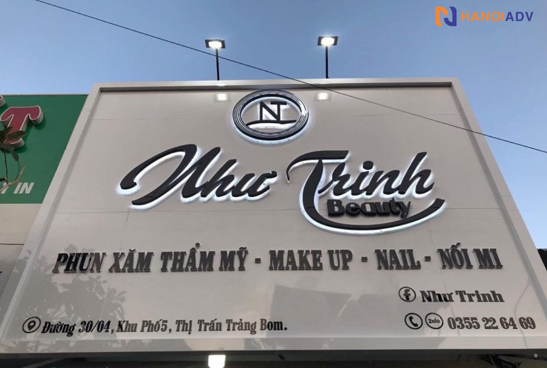 Biển thường có tên của hàng, các dịch vụ, địa chỉ, số điện thoại