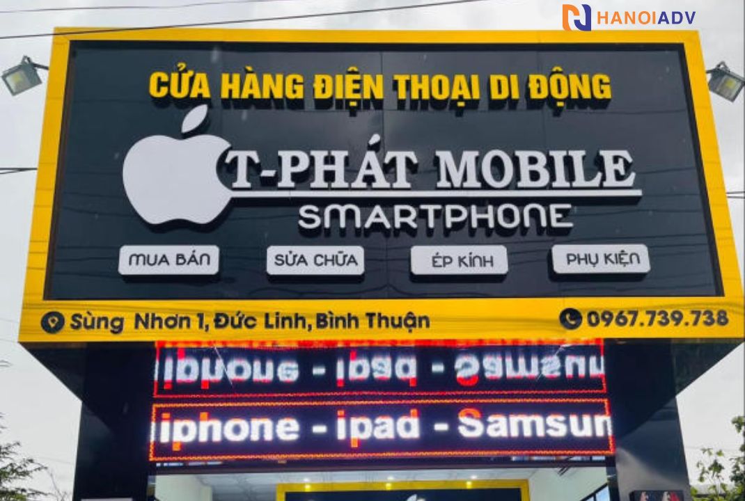 Tông màu nổi bật + chữ dán mica nổi + đèn hắt sáng
