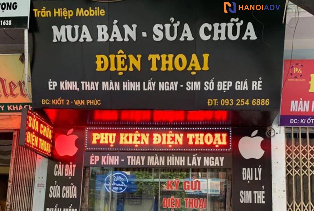 Thông tin biển thường có tên cửa hàng, các loại dịch vụ, địa chỉ, số điện thoại