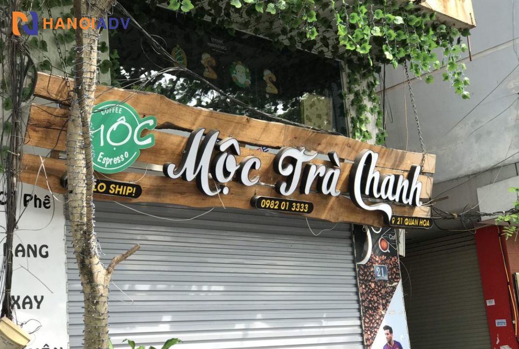 Sự kết hợp đơn giản, hài hòa giữa nền và chữ mica nổi được dán trên bề mặt càng làm tăng sự tinh tế cho biển hiệu.