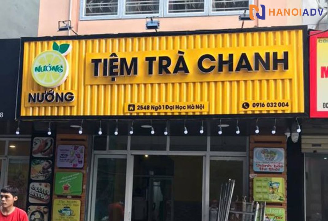 Tông chủ đạo là vàng và đen, thiết kế đơn giản phù hợp với các quán trà chanh.