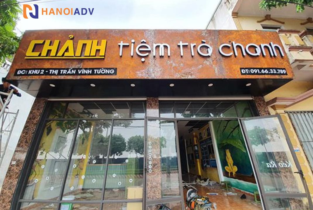 Với phông nền tối giản kết hợp chữ mica nổi thu hút người nhìn.
